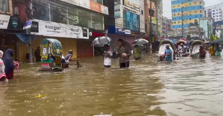 টানা বৃষ্টিতে ফেনীতে সৃষ্টি হয়েছে জলাবদ্ধতা